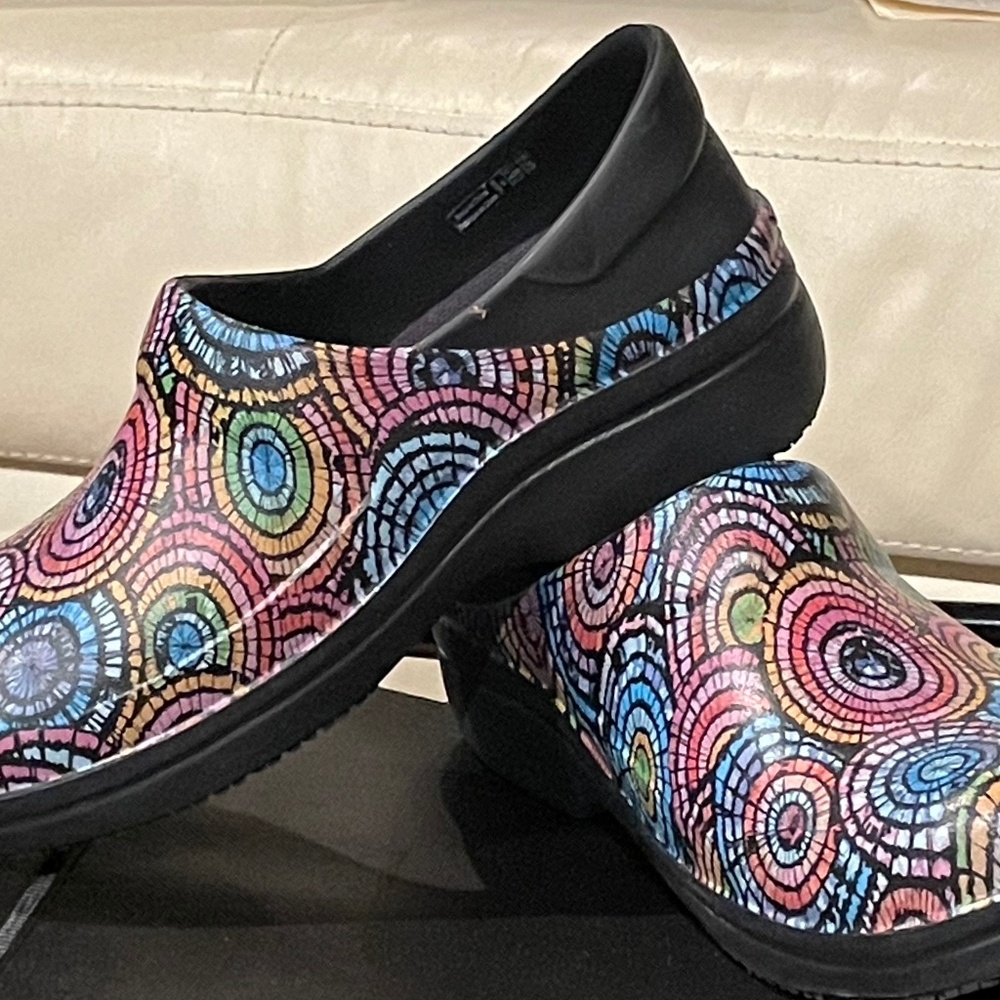 Crocs Dual Comfort Neria Pro II Clogs Size 8 Slip Resistant Colorful Print Shoes